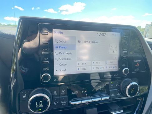 Used 2021 Toyota Highlander XLE AWD/4WD image 18