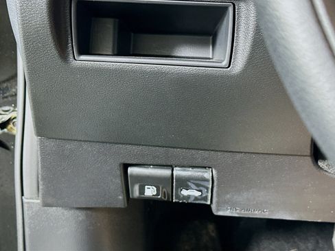 Used 2025 Nissan Versa SV FWD image 17