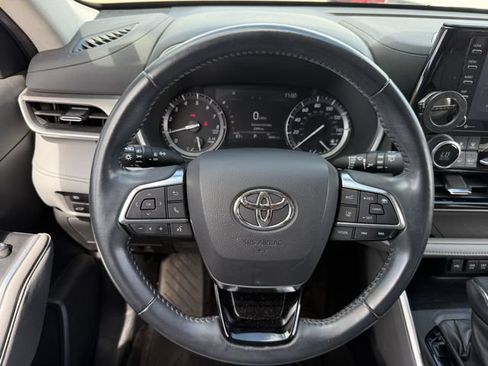 Used 2021 Toyota Highlander XLE AWD/4WD image 14
