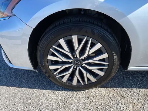 Used 2025 Nissan Altima 2.5 SV image 10