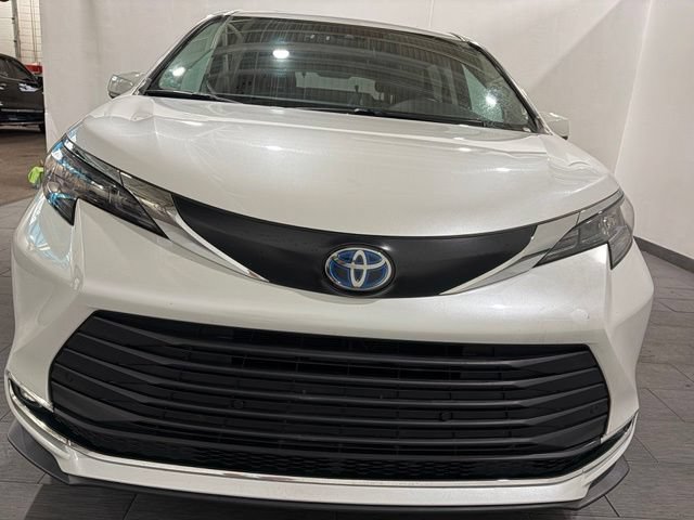 Used 2024 Toyota Sienna XLE FWD image 8