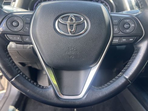Used 2019 Toyota Camry SE w/ Convenience Package FWD image 9