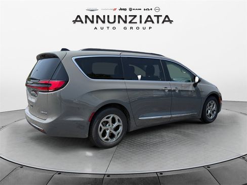 Certified 2023 Chrysler Pacifica Limited image 5