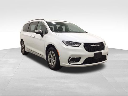 Used 2023 Chrysler Pacifica Limited w/ Trailer Tow Group AWD/4WD image 5