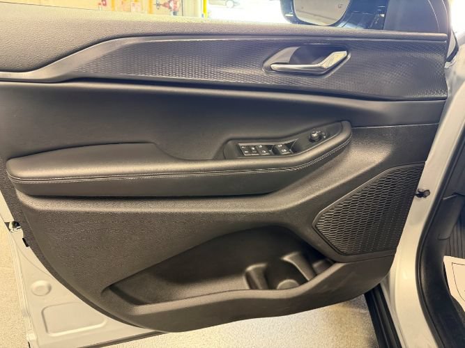 Used 2025 Jeep Grand Cherokee Altitude AWD/4WD image 10