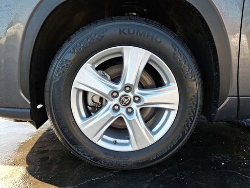 Used 2024 Toyota Highlander LE FWD image 8