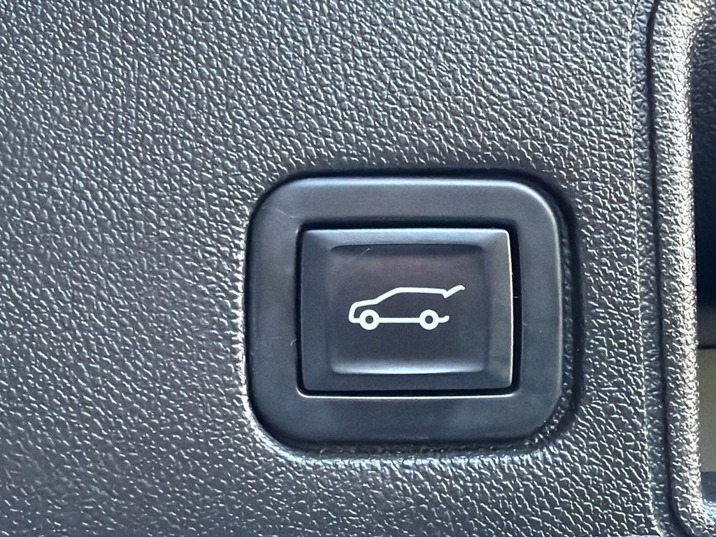 Used 2022 GMC Terrain SLT AWD/4WD image 19