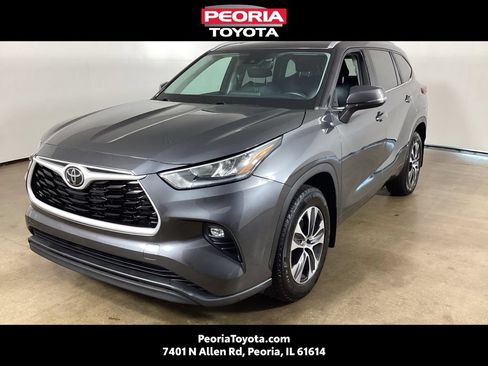 Used 2023 Toyota Highlander XLE AWD/4WD image 1