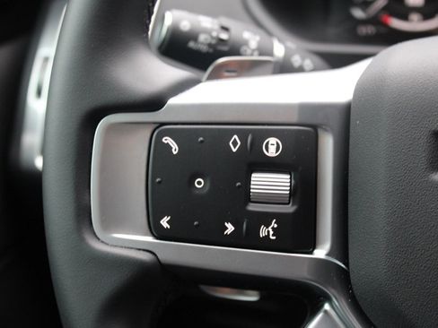 Certified 2025 Land Rover Discovery S image 17