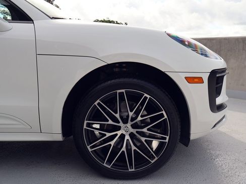 Certified 2023 Porsche Macan image 11