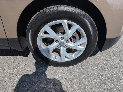 Used 2018 Chevrolet Equinox LT FWD image 12