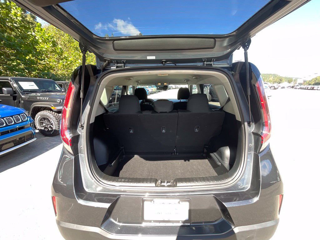 Used 2025 Kia Soul LX w/ LX Technology Package FWD image 26