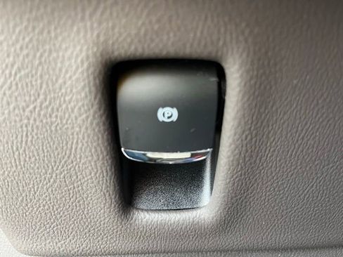 Used 2022 Lincoln Nautilus FWD w/ Premium Package image 18