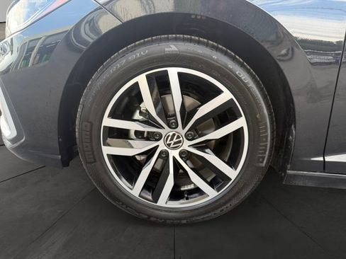 Used 2025 Volkswagen Jetta SE FWD image 9