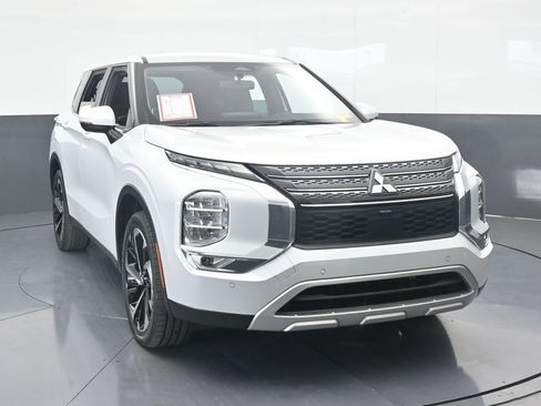 Used 2023 Mitsubishi Outlander SE image 9