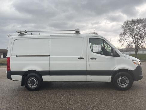Used 2021 Mercedes-Benz Sprinter 1500 image 2
