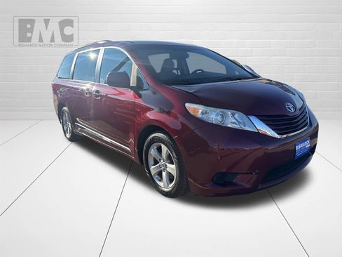 Used 2015 Toyota Sienna LE image 3