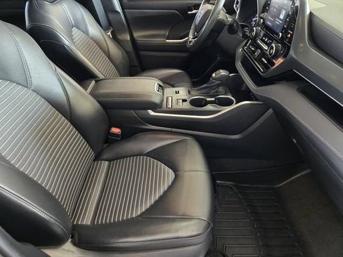 Used 2021 Toyota Highlander XSE FWD image 16