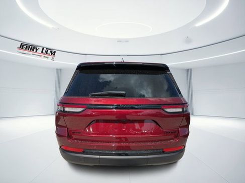 New 2025 Jeep Grand Cherokee Limited w/ Black Appearance Package AWD/4WD image 4