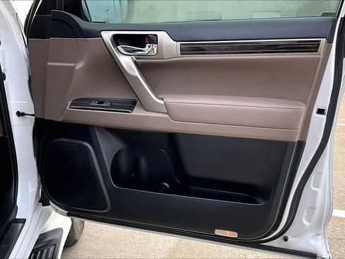 Used 2021 Lexus GX 460 Luxury w/ Accessory Package AWD/4WD image 23