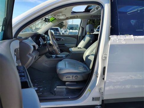 Used 2018 Chevrolet Traverse LT image 2