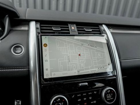 Used 2025 Land Rover Discovery Metropolitan Edition image 12