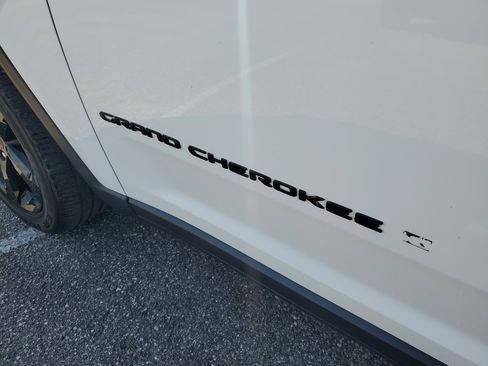 Used 2023 Jeep Grand Cherokee Altitude image 8