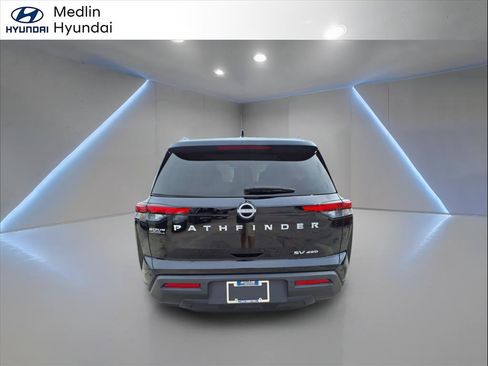 Used 2024 Nissan Pathfinder SV image 4