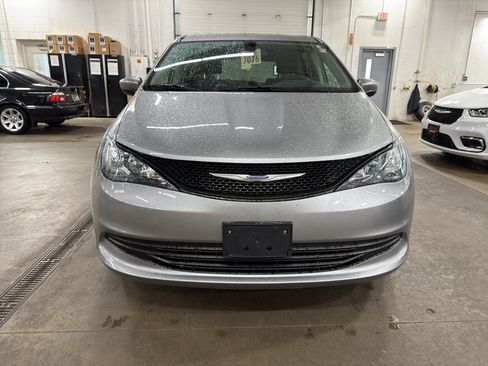 Used 2019 Chrysler Pacifica L FWD image 2
