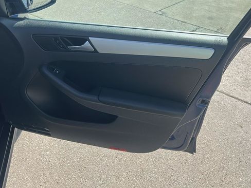 Used 2013 Volkswagen Jetta SE FWD image 16