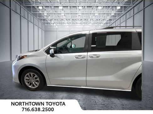 Used 2025 Toyota Sienna XLE FWD image 2