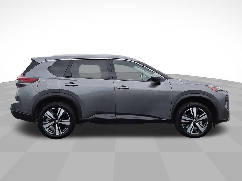 Used 2025 Nissan Rogue SL FWD image 2