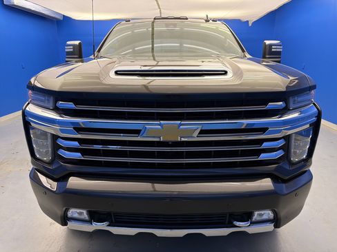 Used 2020 Chevrolet Silverado 2500 High Country w/ Z71 Off-Road Package AWD/4WD image 3