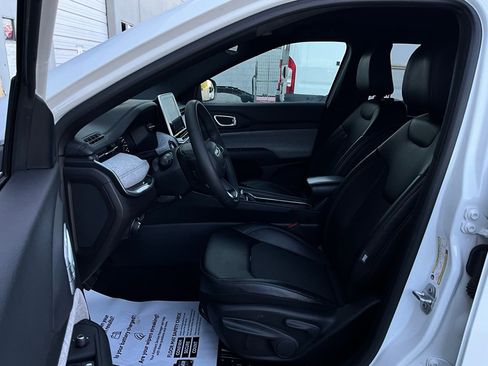 Used 2025 Jeep Compass Latitude image 10