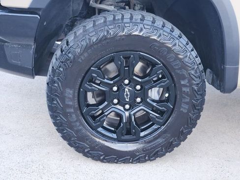 Used 2023 Chevrolet Silverado 1500 ZR2 w/ Technology Package AWD/4WD image 18