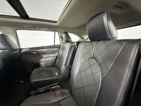 Used 2023 Toyota Highlander Platinum image 32