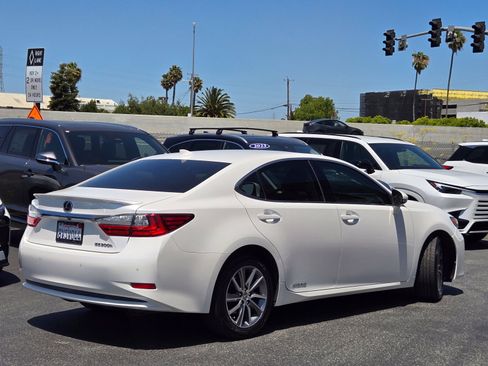 Used 2017 Lexus ES 300h w/ Navigation System Package FWD image 4