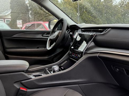 Used 2024 Jeep Grand Cherokee L Laredo image 10