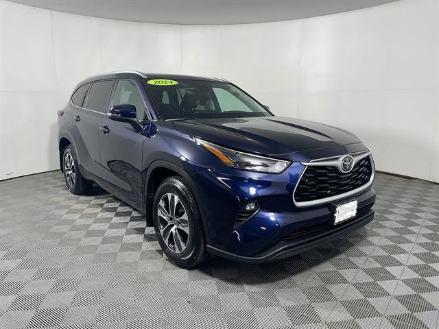 Used 2024 Toyota Highlander XLE AWD/4WD image 3