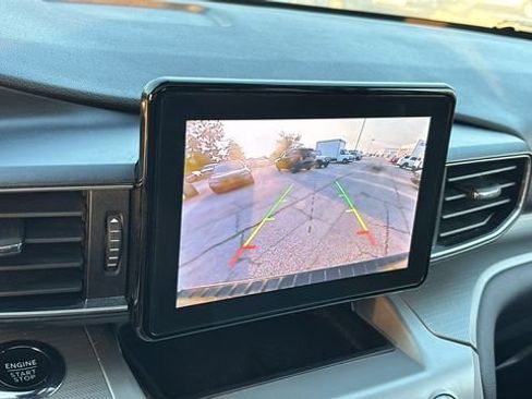 Used 2022 Ford Explorer XLT w/ Equipment Group 202A AWD/4WD image 18