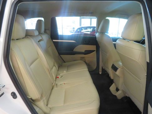 Used 2014 Toyota Highlander Plus FWD image 23