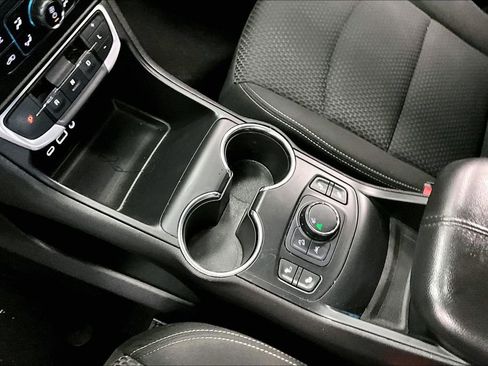 Used 2024 GMC Terrain SLE w/ Driver Convenience Package FWD image 16