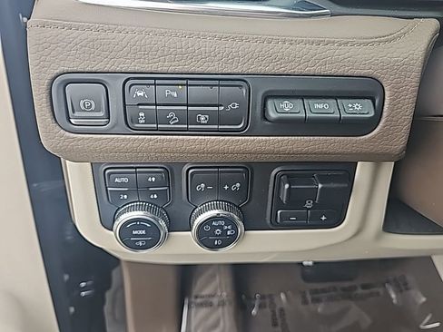 Used 2022 GMC Yukon XL Denali w/ Denali Ultimate Package AWD/4WD image 23