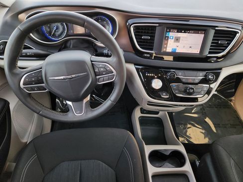 Used 2023 Chrysler Voyager LX image 27