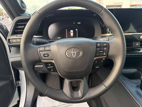 Used 2023 Toyota Crown Limited image 17