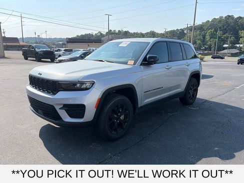 Used 2024 Jeep Grand Cherokee Altitude RWD image 3