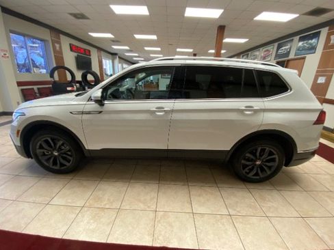 Used 2023 Volkswagen Tiguan SE w/ Panoramic Sunroof Package image 2