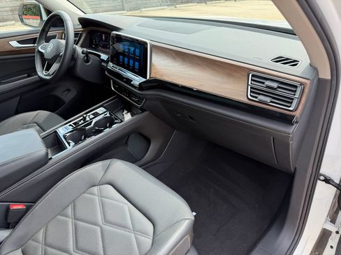 Certified 2024 Volkswagen Atlas SE w/ Panoramic Sunroof Package AWD/4WD image 21