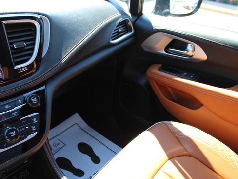 Used 2025 Chrysler Pacifica Pinnacle FWD image 22