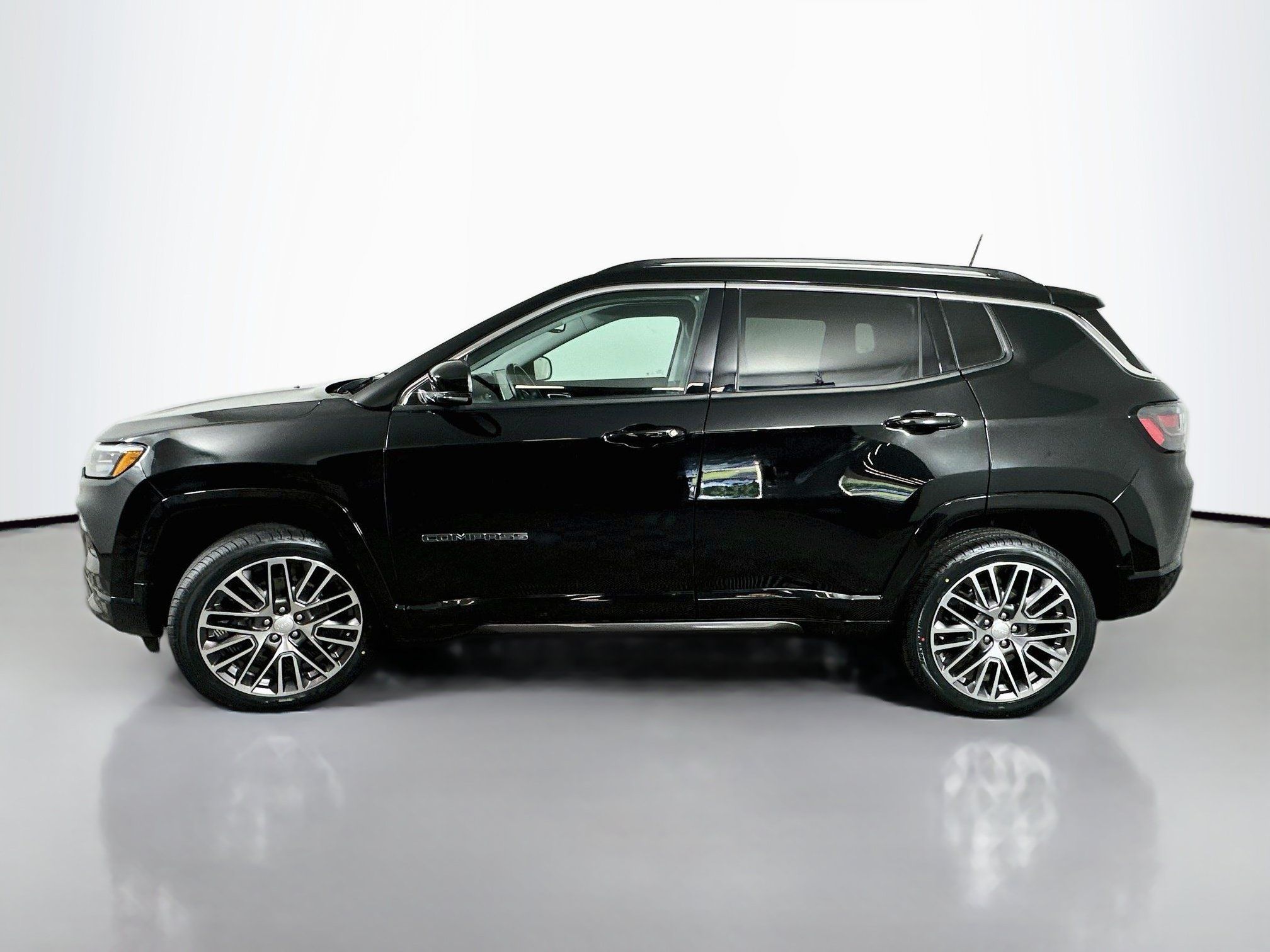 Used 2022 Jeep Compass Limited w/ Elite Group AWD/4WD image 4
